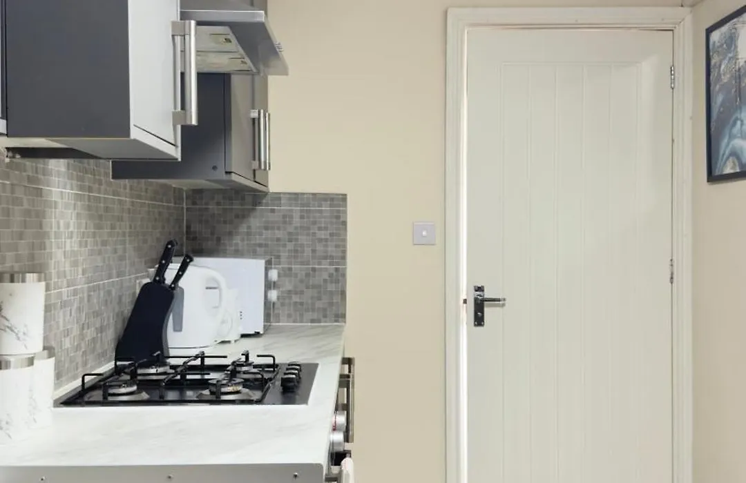 60, Stylish 3 Bedroom House - Free Parking-1